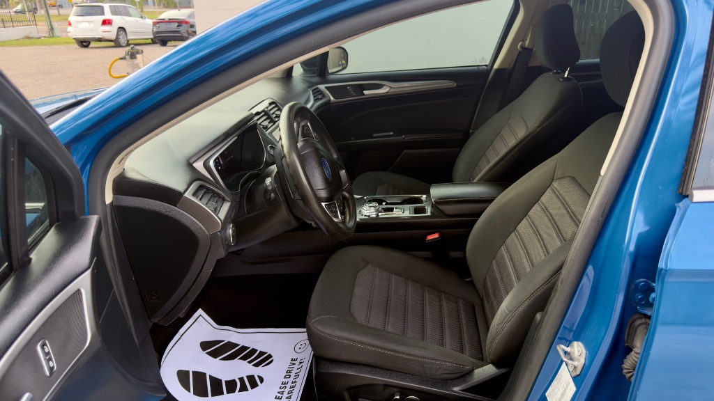 2020 Ford Fusion SE - Photo 12