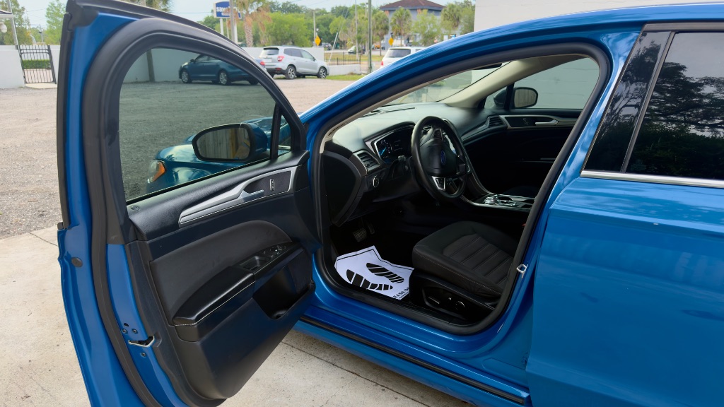 2020 Ford Fusion SE - Photo 13